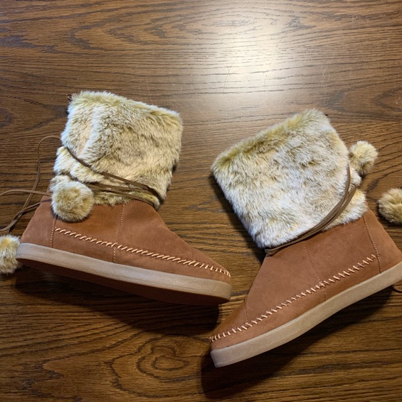 Toms Shoes - TOMS tan boots with faux fur